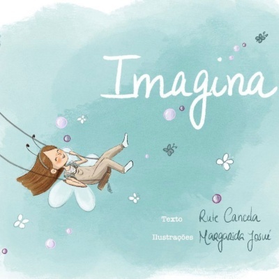 Ilustração de criança em baloiço com asas de fada e texto Imagina sobre fundo azul-claro