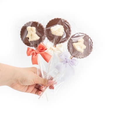 Chupa de Chocolate de Leite c\ Figura de Chocolate Branco Chupa de Chocolate de Leite c\ Figura de Chocolate Branco