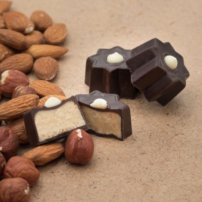 Bombons com Recheio de Avelã e Amêndoa Bombons com Recheio de Avelã e Amêndoa