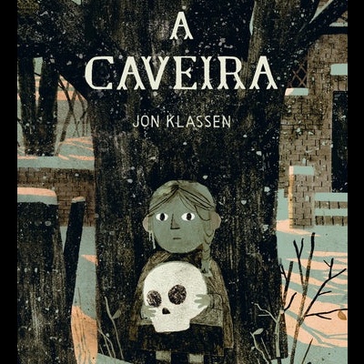 Capa do livro 'A Caveira' com criança segurando caveira em fundo de inverno