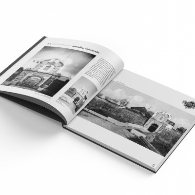 Livro aberto com imagens a preto e branco de arquitetura
