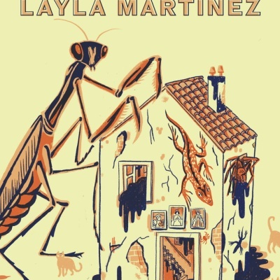 Capa de livro com louva-a-deus gigante e casa em ruínas com texto CARUNCHO LAYLA MARTÍNEZ.
