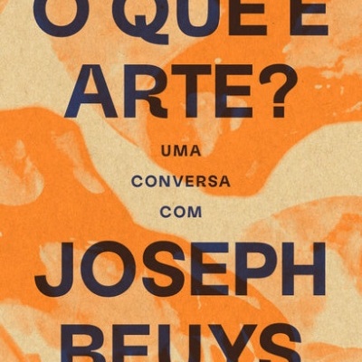 Capa de livro com título O QUE É ARTE? UMA CONVERSA COM JOSEPH BEUYS em letras pretas sobre fundo alaranjado e bege.