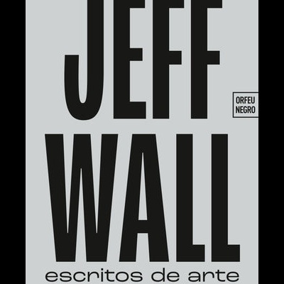 Capa de livro cinzenta com texto preto 'JEFF WALL escritos de arte' e selo 'ORFEU NEGRO'