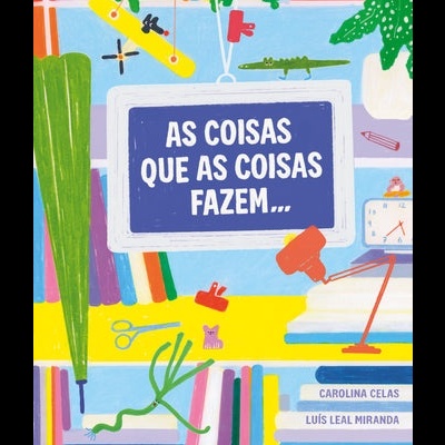Cartaz digital azul com texto branco 'AS COISAS QUE AS COISAS FAZEM...' e objetos de escritório coloridos ao redor.