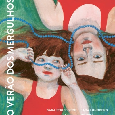 Capa de livro com ilustração de mulher e criança deitadas na água com fatos de banho vermelhos e colar azul