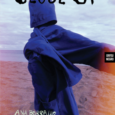 Capa de álbum com figura de tecido azul na praia e texto CLOSE-UP