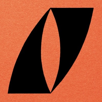 Capa de livro laranja com texto preto e forma geométrica preta