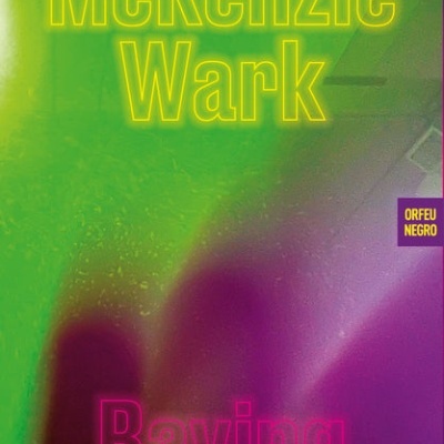 Capa de livro abstrata com textos McKenzie Wark, Raving, e selo ORFEU NEGRO.