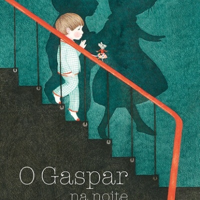 Capa de livro 'O Gaspar na noite' com menino em pijama a subir escada e sombras na parede