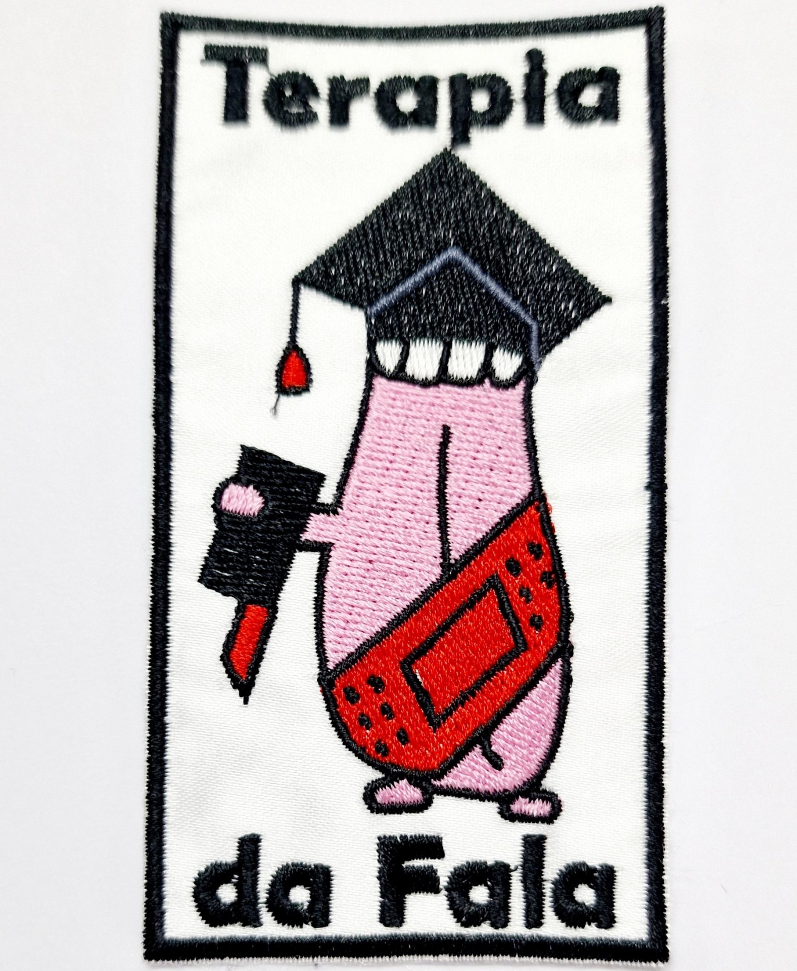 Bordado colorido com figura animada e texto Terapia da Fala