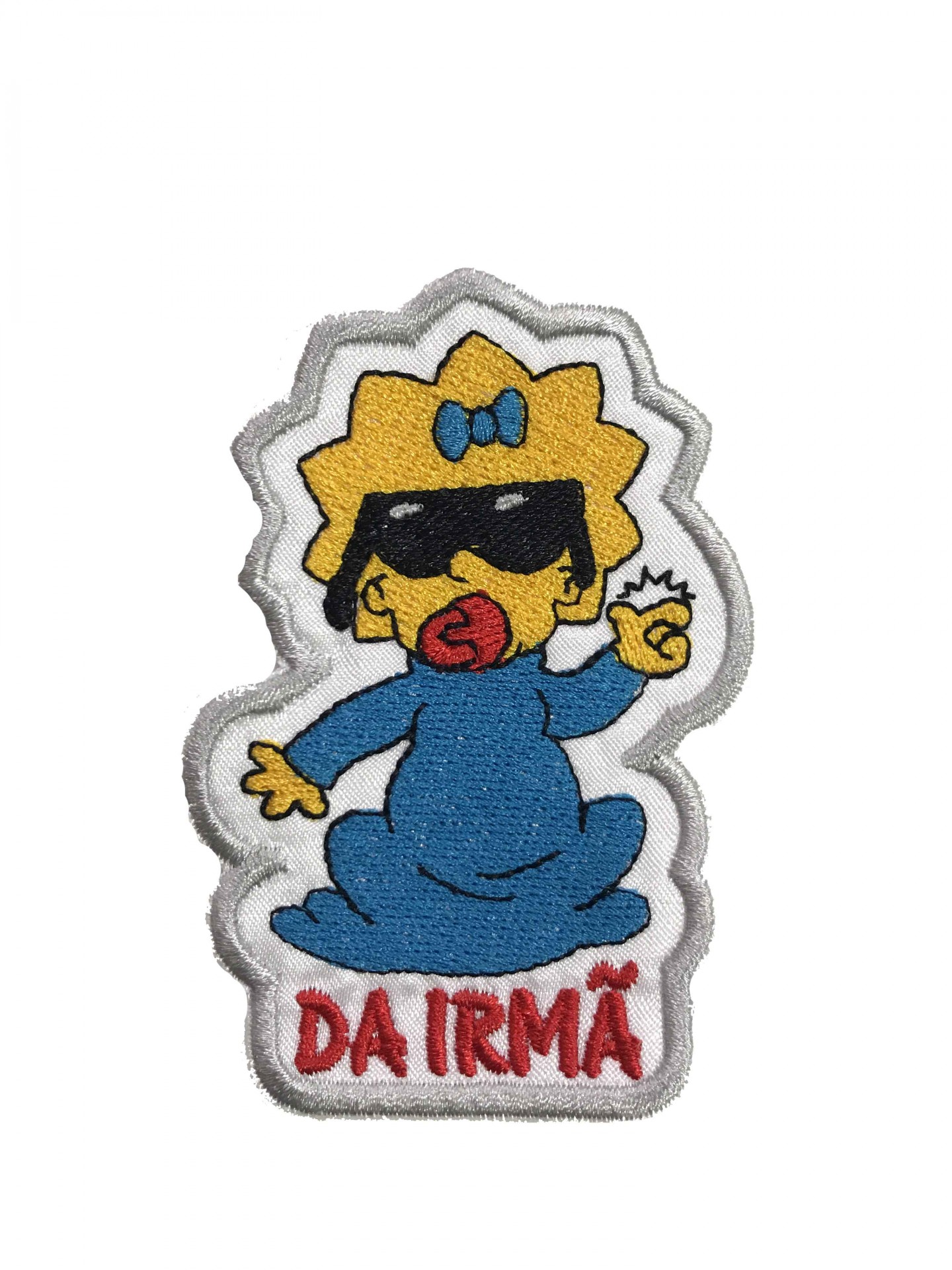 Emblema bordado de bebé com óculos escuros e texto 'DA IRMÃ'.