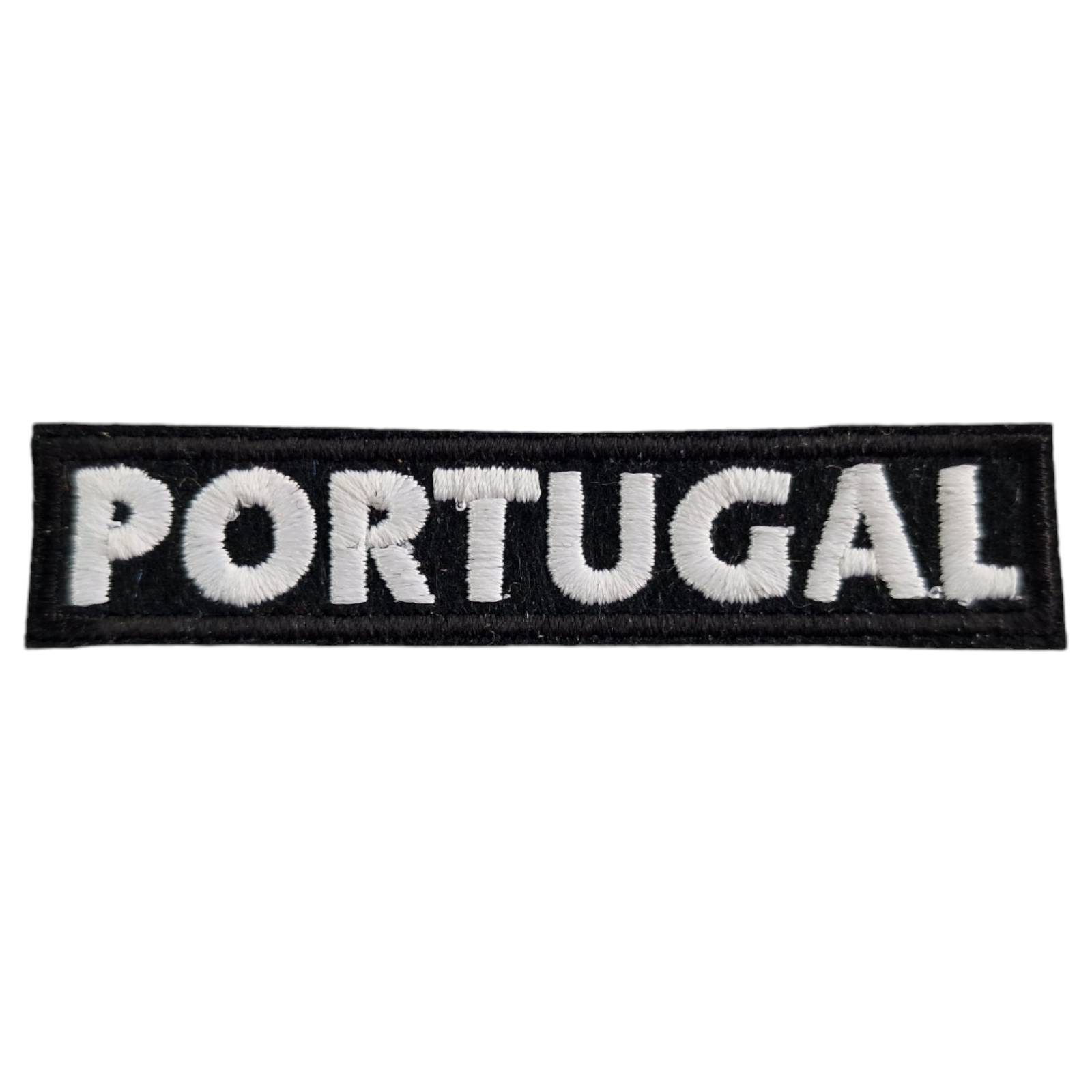 Emblema tecido com a palavra PORTUGAL bordada a branco sobre fundo preto
