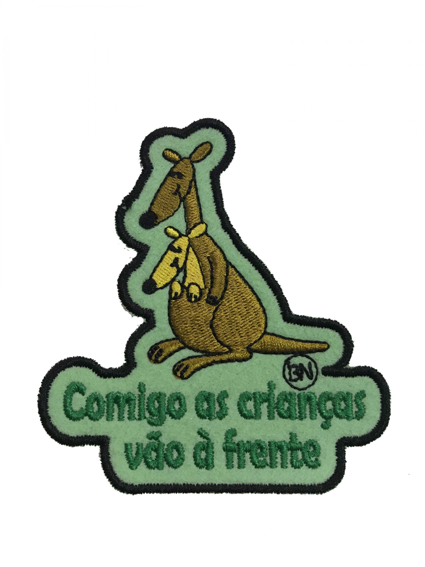 Emblema "Comigo as crianças vão à frente"