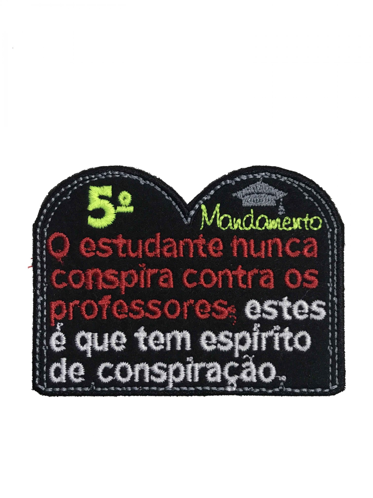 Patch bordado com texto em várias cores sobre fundo preto