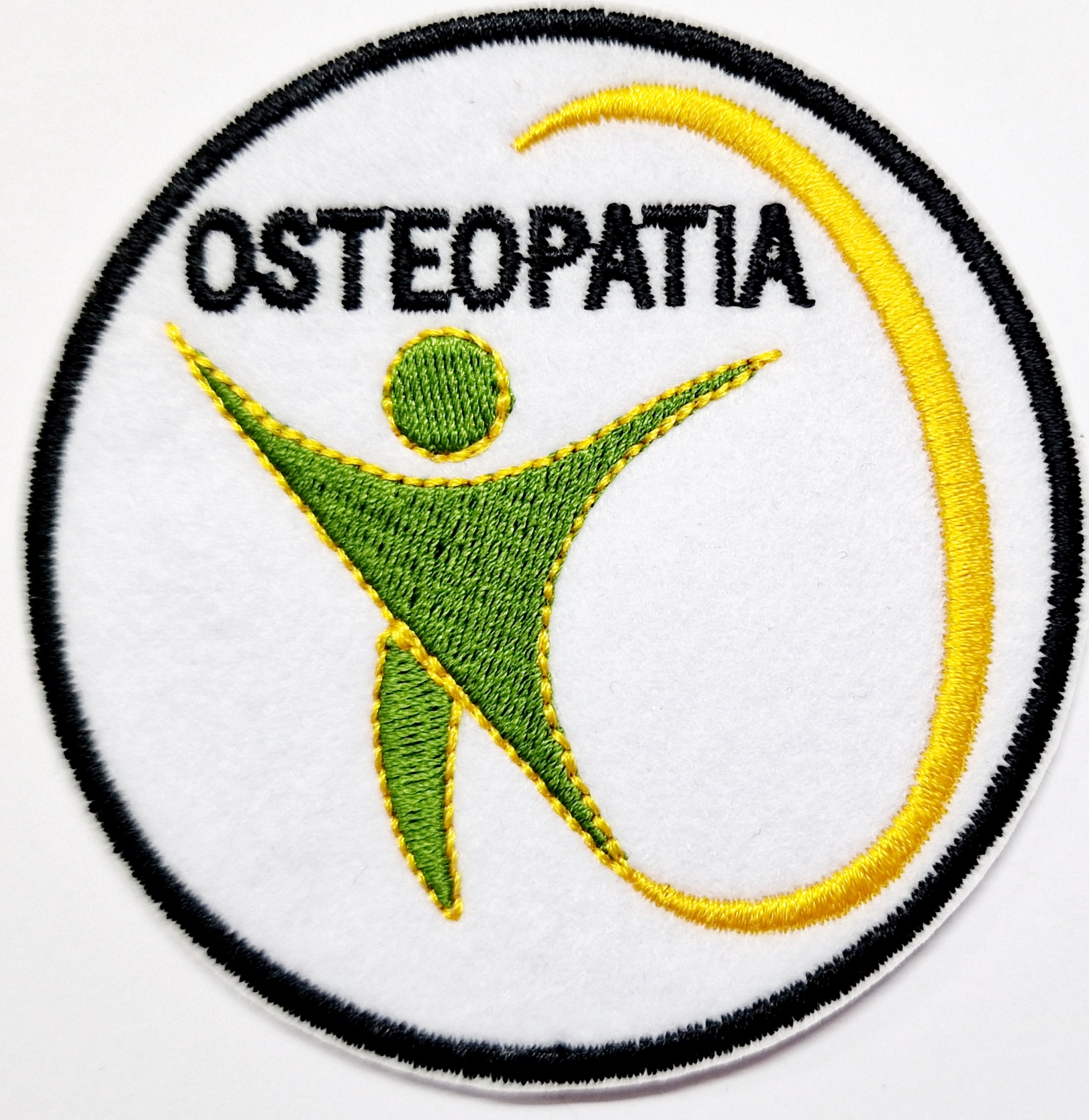 Emblema bordado redondo com texto OSTEOPOATIA e figura humana verde e amarela