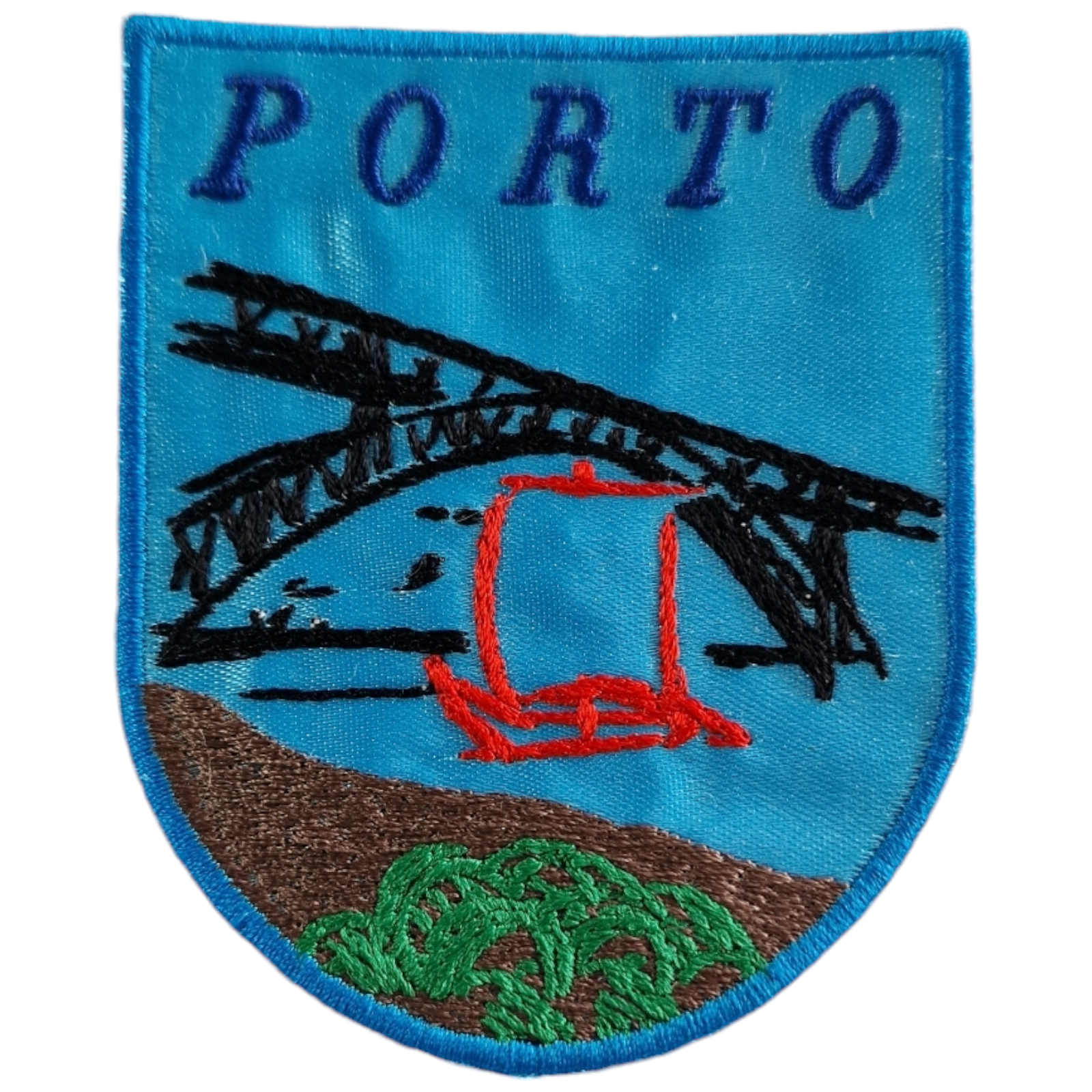 Emblema bordado azul com palavras 'PORTO' e imagens de ponte, barco e vegetação
