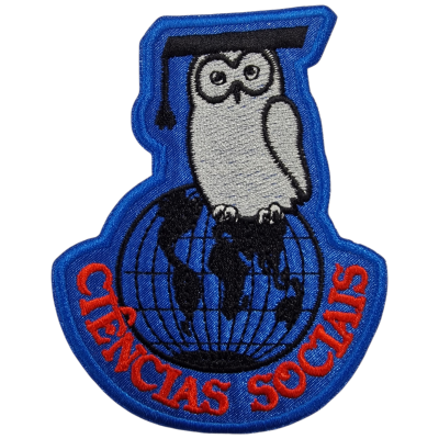 Emblema bordado de ciências sociais com coruja em chapéu de formatura sobre globo