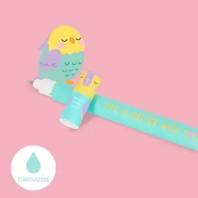 Caneta turquesa com capuz de pássaro colorido e texto em amarelo, fundo rosa