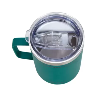 Caneca térmica verde com tampa transparente e pega grande.