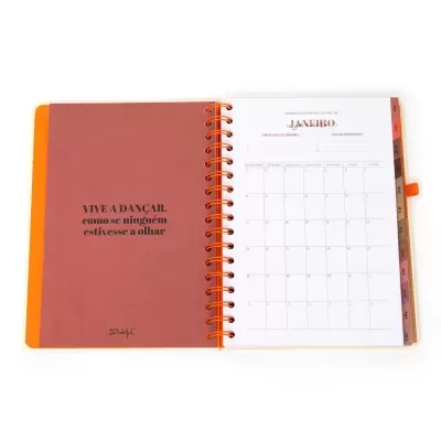 Agenda mensal com calendário aberto no mês de janeiro e mensagem motivacional na página oposta