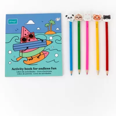 Livro de atividades azul e cinco lápis de cor com ponteiras de animais