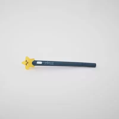 Caneta azul com decoração de estrela amarela sorridente