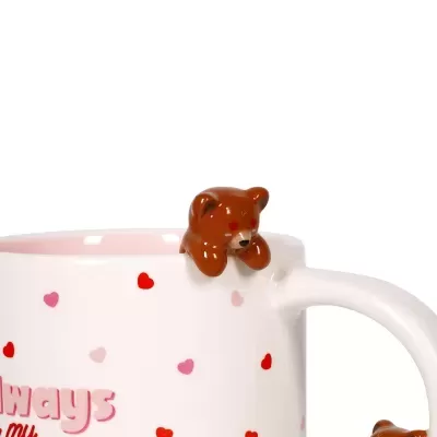 Caneca branca com corações e urso castanho na borda