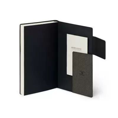 Caderno preto aberto com bolso interno contendo um bloco cinzento e papel com texto ADDRESS BOOK