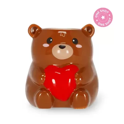 Caneca castanha em forma de urso a segurar coração vermelho