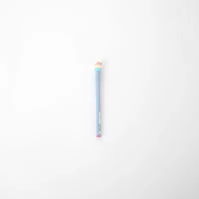 Caneta azul com figura colorida no topo em fundo branco