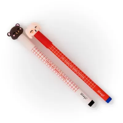 Dois lápis vermelhos com padrão de grelha, cabeças de urso e cão e textos visíveis