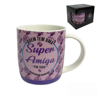 Caneca em cerâmica lilás com texto em português e padrão de rosas, acompanhada da sua caixa preta.