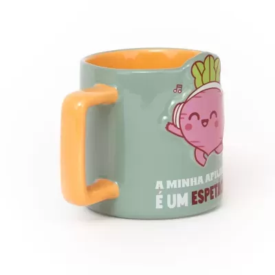 Caneca cerâmica cinza com pega e interior laranja e desenho de rábano sorridente com texto