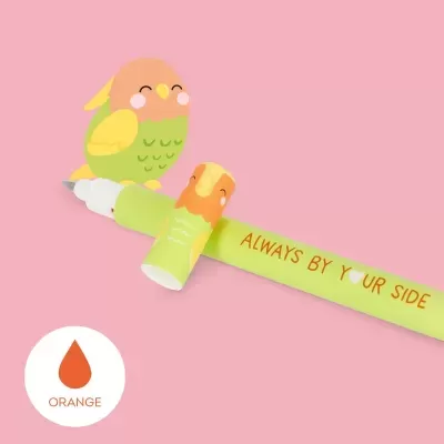 Caneta de feltro verde com pássaro e texto em fundo rosa