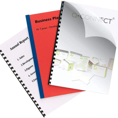 Três cadernos encadernados com capas em branco, vermelho e azul, com textos visíveis