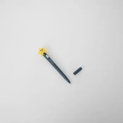 Caneta azul com estrela amarela no topo sobre fundo branco