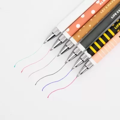 Seis canetas esferográficas coloridas com linhas coloridas desenhadas num fundo branco