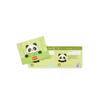 Cartões verdes com desenho de panda e texto Hug Me e VITALS CARD