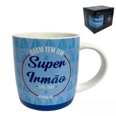 Caneca azul clara com veleiros e texto Super Irmão apresentada em caixa preta