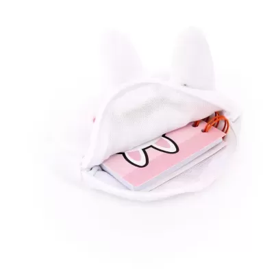 Peluche branco com bloco de notas rosa dentro e orelhas de coelho