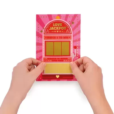 Cartão de raspar com design de slot machine em rosa e vermelho