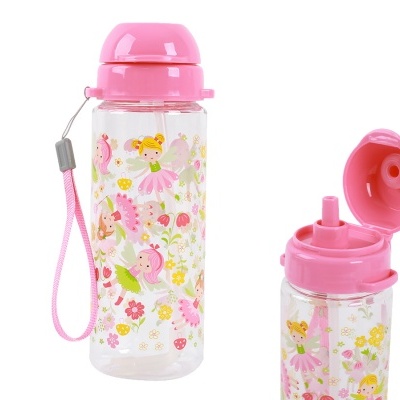 Garrafa de plástico com desenhos de fadas e flores, tampa rosa com bico e cordão.