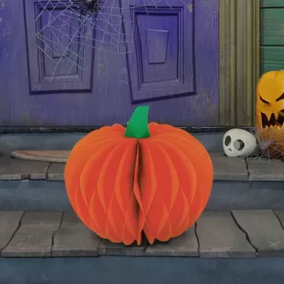 Abóbora decorativa de papel laranja com caule verde na escada de pedra com porta roxa e decoração de Halloween