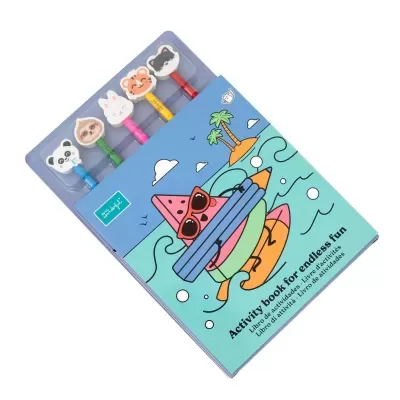 Livro de atividades com capa azul e lápis coloridos com ponteiras de animais