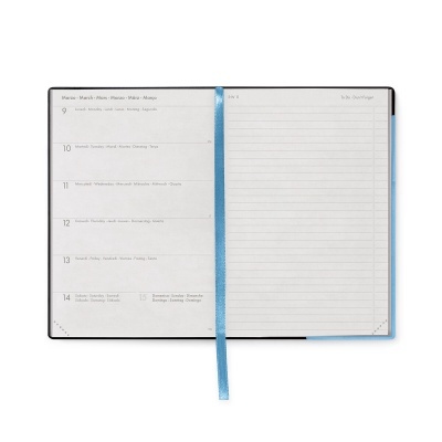 Diário aberto com páginas numeradas de 9 a 15 de Março e fita marcador azul