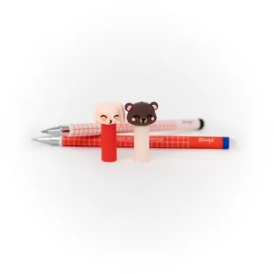Duas tampas de lápis com animais sorridentes, um cachorro e um urso