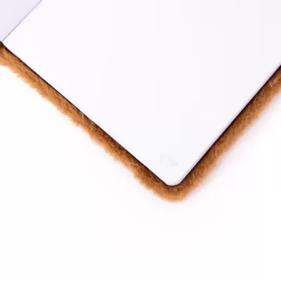 Capa branca com borda castanha felpuda e logótipo de figura quadrada com asas