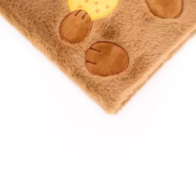 tapete castanho claro felpudo com padrão oval castanho escuro