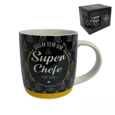 Caneca preta e amarela com texto 'Super Chefe' e padrão de desenhos de chef